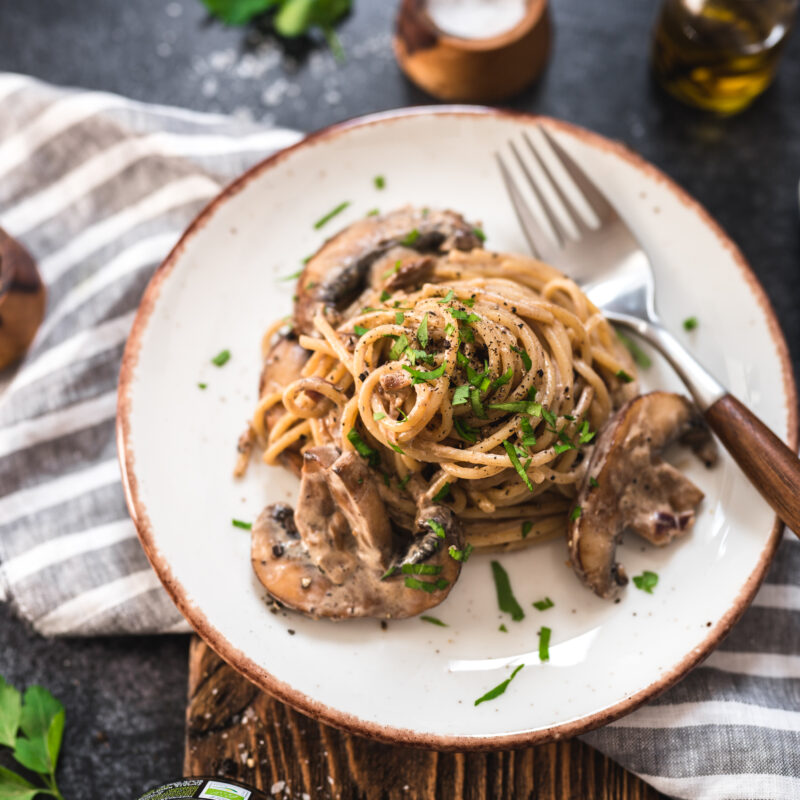 Paddenstoelenspaghetti met zwarte knoflook