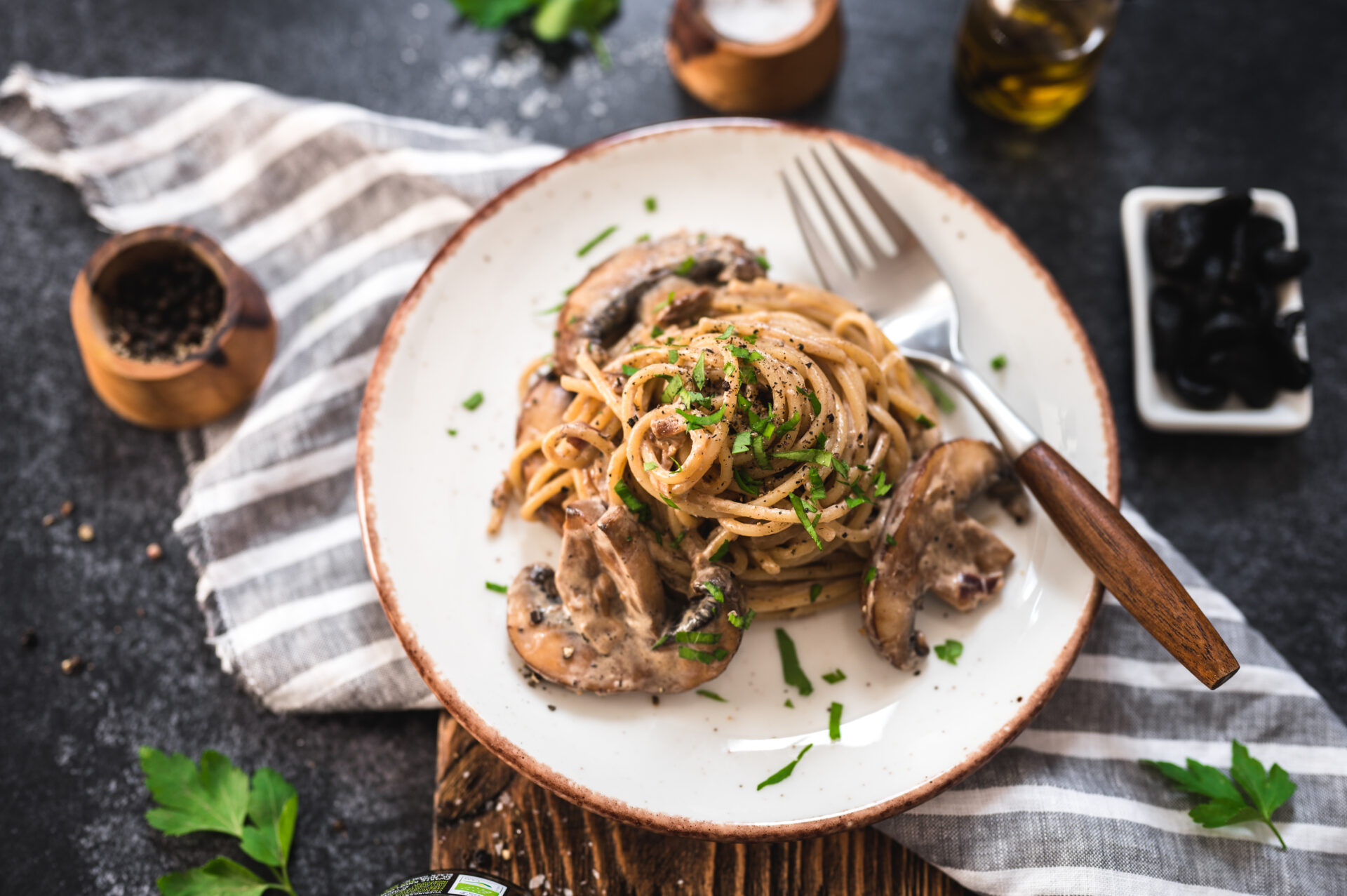Romige paddenstoelenspaghetti met zwarte knoflook