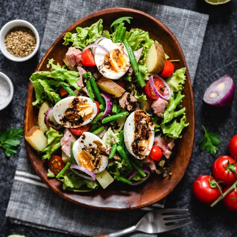 Salade nicoise met zwarte knoflook dressing