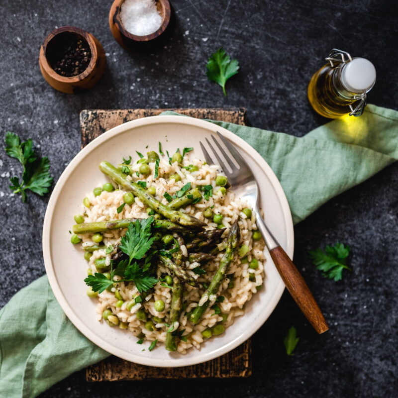 Risotto met asperges en zwarte knoflook