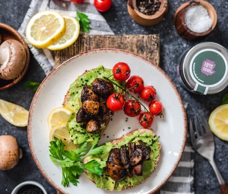 Avocado toast met zwarte knoflook