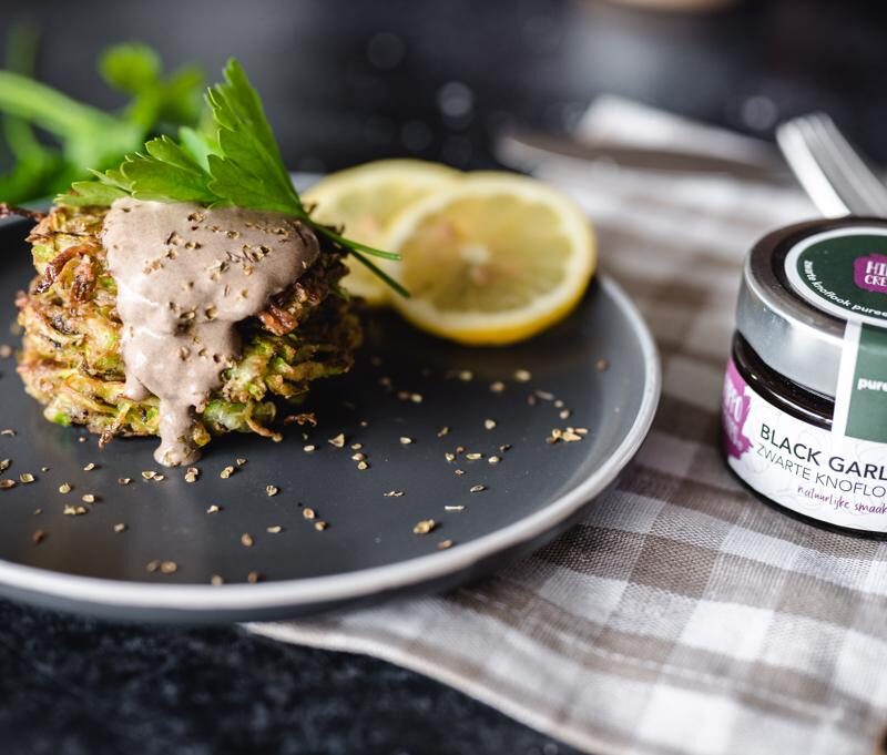 Courgette fritters met zwarte knoflook