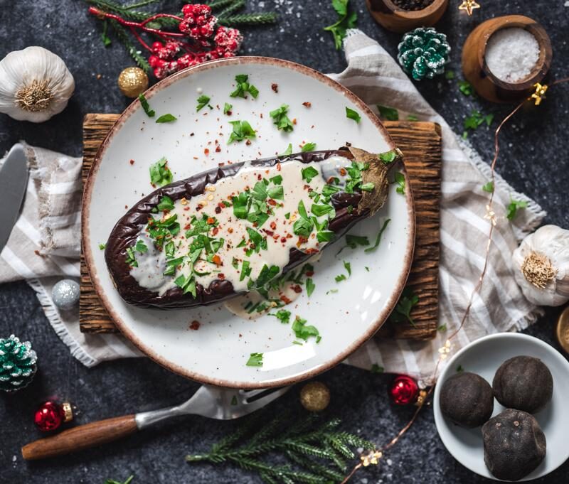 aubergine met zwarte limoen