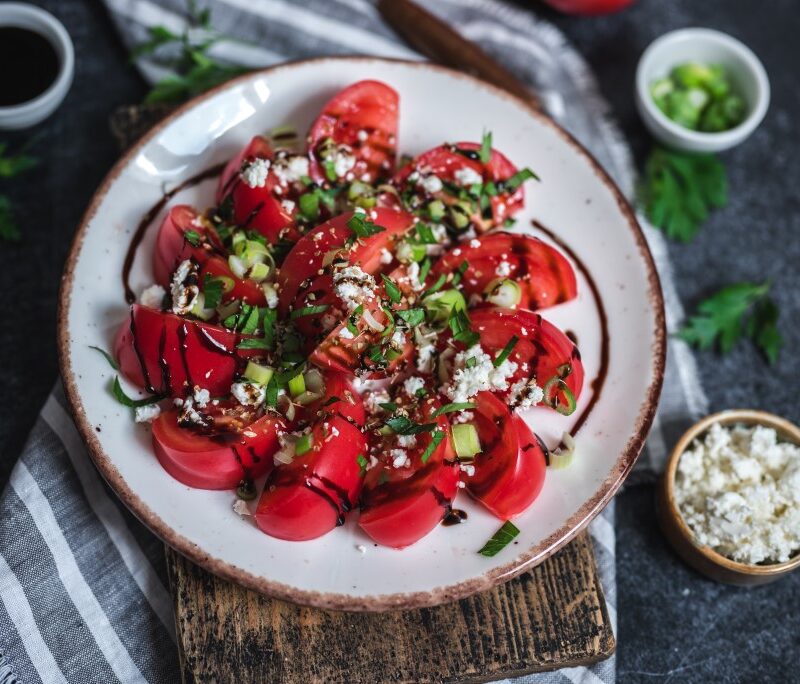Tomaten salade met zwarte ui dressing
