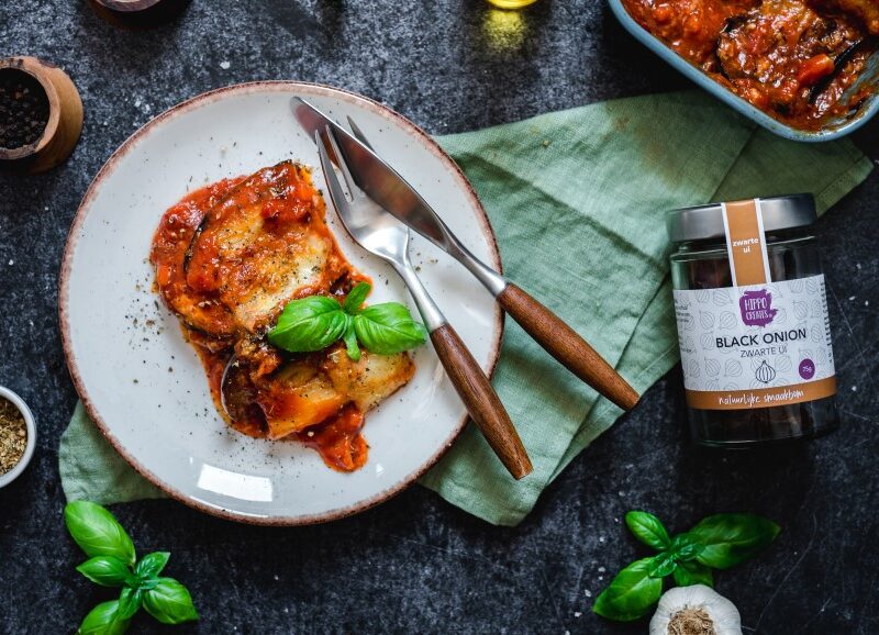 Melanzana di parmigiana met zwarte ui