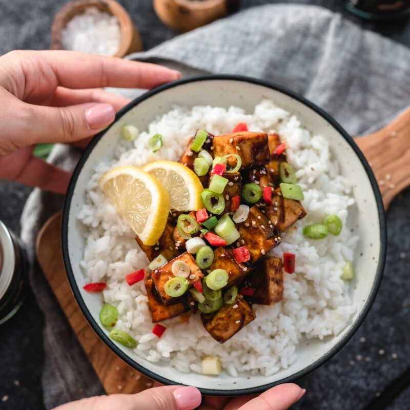 Sticky tofu met soja en zwarte knoflook glaze